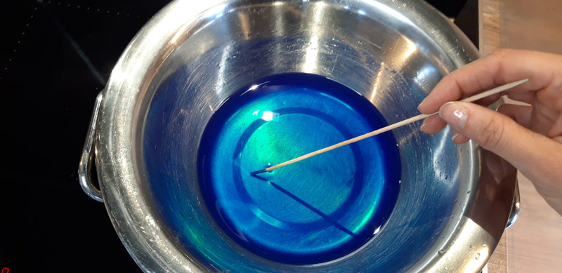 geschmolzener Wachs in der Farbe blau